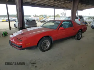 1986 Pontiac Firebird z VIN 1G2FX87S7GL202276, wystawiony jako Copart lot #46745175 z przebiegiem 32 777 mil mil oraz Czysty tytuł • Clean title. Historia ofert i sprzedaży dostępna na DreamBid. Obrazek 1.