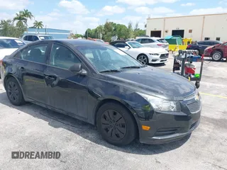 2014 Chevrolet Cruze LS z VIN 1G1PA5SG4E7217108, wystawiony jako IAAI lot #42167185 z przebiegiem 104 229 mil mil oraz . Historia ofert i sprzedaży dostępna na DreamBid. Obrazek 1.