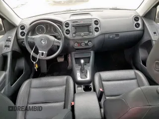 2012 Volkswagen Tiguan SE z VIN WVGAV7AX2CW575871, wystawiony jako Copart lot #58050865 z przebiegiem 96 569 mil mil oraz Szkody całkowita. Historia ofert i sprzedaży dostępna na DreamBid. Obrazek 8.