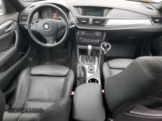 2013 BMW X1 xDrive35i z VIN WBAVM5C52DVV90853, wystawiony jako Copart lot #58028215 z przebiegiem 191 015 mil mil oraz Tytuł czysty. Historia ofert i sprzedaży dostępna na DreamBid. Obrazek 8.