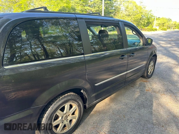 2013 Chrysler Town & Country Touring z VIN 2C4RC1BGXDR577662, wystawiony jako Copart lot #57900485 z przebiegiem 149 361 mil mil oraz Czysty tytuł • Clean title. Historia ofert i sprzedaży dostępna na DreamBid. Obrazek 4.