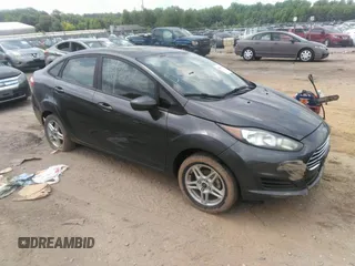 2018 Ford Fiesta SE z VIN 3FADP4BJ6JM126135, wystawiony jako IAAI lot #42503766 z przebiegiem 14 836 mil mil oraz . Historia ofert i sprzedaży dostępna na DreamBid. Obrazek 1.