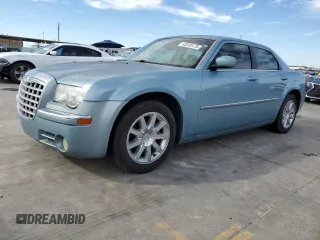 2008 Chrysler 300 z VIN 2C3LA33G18H193386, wystawiony jako Copart lot #43249175 z przebiegiem 193 891 mil mil oraz Czysty tytuł • Clean title. Historia ofert i sprzedaży dostępna na DreamBid. Obrazek 1.