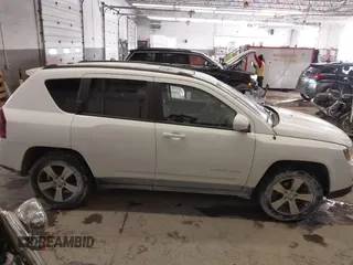 2017 Jeep Compass Latitude z VIN 1C4NJDEB6HD101312, wystawiony jako IAAI lot #41443770 z przebiegiem 79 264 mil mil oraz . Historia ofert i sprzedaży dostępna na DreamBid. Obrazek 12.