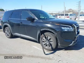 2023 Nissan Pathfinder S z VIN 5N1DR3AC9PC229072, wystawiony jako IAAI lot #41767676 z przebiegiem 41 813 mil mil oraz . Historia ofert i sprzedaży dostępna na DreamBid. Obrazek 1.