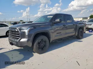 2023 Toyota Tundra SR5 z VIN 5TFLA5DB6PX117683, wystawiony jako Copart lot #59526195 z przebiegiem 46 634 mil mil oraz Szkoda całkowita • Salvage title. Historia ofert i sprzedaży dostępna na DreamBid. Obrazek 1.