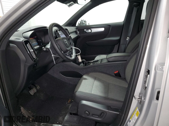 2024 Volvo XC40 Core Bright Theme z VIN YV4L12UK9R2336505, wystawiony jako Copart lot #43999125 z przebiegiem 19 779 mil mil oraz Czysty tytuł • Clean title. Historia ofert i sprzedaży dostępna na DreamBid. Obrazek 7.