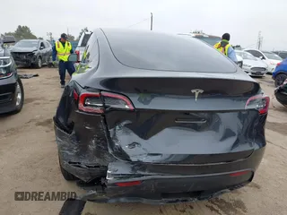 2025 Tesla Model Y Long Range z VIN 7SAYGDED8SF259764, wystawiony jako IAAI lot #42095888 z przebiegiem 2 685 mil mil oraz . Historia ofert i sprzedaży dostępna na DreamBid. Obrazek 6.