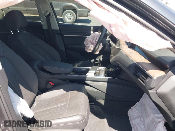 2020 Audi e-tron Sportback Premium Plus z VIN WA12ABGEXLB035392, wystawiony jako IAAI lot #42304663 z przebiegiem 35 382 mil mil oraz . Historia ofert i sprzedaży dostępna na DreamBid. Obrazek 5.