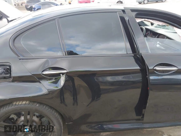 2016 BMW M5 z VIN WBSFV9C54GD595793, wystawiony jako IAAI lot #42101121 z przebiegiem 58 775 mil mil oraz . Historia ofert i sprzedaży dostępna na DreamBid. Obrazek 16.