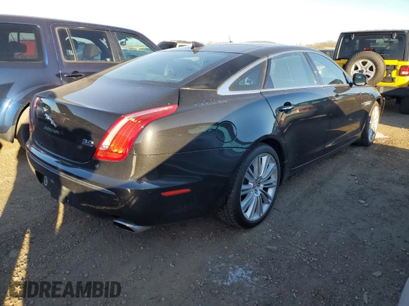 2015 Jaguar XJ Portfolio z VIN SAJWJ2GD9F8V85717, wystawiony jako Copart lot #82539734 z przebiegiem 113 721 mil mil oraz Szkoda całkowita • Salvage title. Historia ofert i sprzedaży dostępna na DreamBid. Obrazek 3.