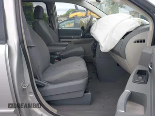 2008 Chrysler Town & Country LX z VIN 2A8HR44H38R761907, wystawiony jako IAAI lot #42351212 z przebiegiem 145 351 mil mil oraz . Historia ofert i sprzedaży dostępna na DreamBid. Obrazek 5.