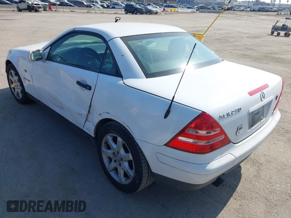 1999 Mercedes-Benz SLK 230/320 z VIN WDBKK47F7XF126995, wystawiony jako IAAI lot #42453023 z przebiegiem 215 676 mil mil oraz . Historia ofert i sprzedaży dostępna na DreamBid. Obrazek 3.