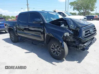 2022 Toyota Tacoma SR z VIN 3TYAX5GN3NT057428, wystawiony jako IAAI lot #42019027 z przebiegiem 28 437 mil mil oraz . Historia ofert i sprzedaży dostępna na DreamBid. Obrazek 1.