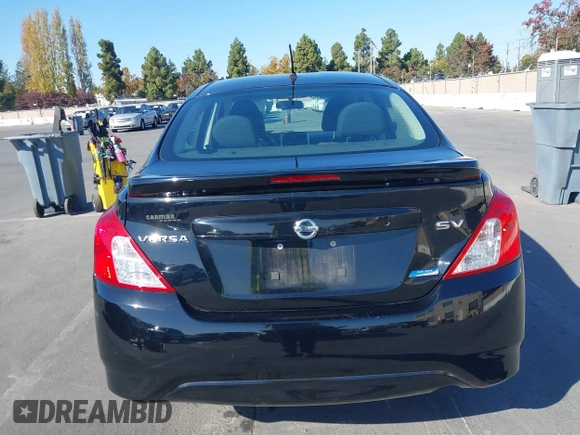 2016 Nissan Versa S z VIN 3N1CN7APXGL828172, wystawiony jako IAAI lot #40830717 z przebiegiem 53 910 mil mil oraz . Historia ofert i sprzedaży dostępna na DreamBid. Obrazek 16.