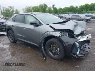 2025 Toyota bZ4X XLE z VIN JTMABACA2SA092847, wystawiony jako IAAI lot #42321965 z przebiegiem 2 156 mil mil oraz . Historia ofert i sprzedaży dostępna na DreamBid. Obrazek 1.