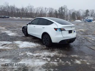 2024 Tesla Model Y Long Range z VIN 7SAYGDEE5RA326577, wystawiony jako IAAI lot #41531364 z przebiegiem 5353 mil mil oraz . Historia ofert i sprzedaży dostępna na DreamBid. Obrazek 3.