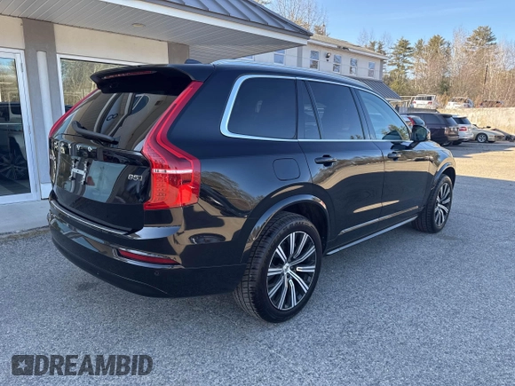 2023 Volvo XC90 Core z VIN YV4L12PVXP1904480, wystawiony jako IAAI lot #41785052 z przebiegiem 144 584 mil mil oraz . Historia ofert i sprzedaży dostępna na DreamBid. Obrazek 4.