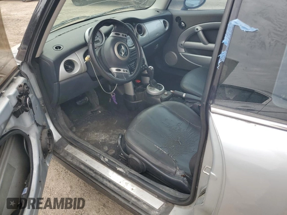 2004 MINI Hardtop with VIN WMWRC33424TJ63121, listed as a Copart auction lot 45724105 with 215,449 mi miles and Salvage Title. Bid and sale history available at DreamBid. Image 7.