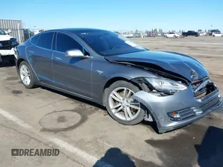 2014 Tesla Model S 60 z VIN 5YJSA1S10EFP32851, wystawiony jako IAAI lot #41730746 z przebiegiem 91 657 mil mil oraz . Historia ofert i sprzedaży dostępna na DreamBid. Obrazek 1.