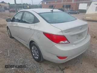 2016 Hyundai Accent SE z VIN KMHCT4AE9GU164447, wystawiony jako IAAI lot #41977455 z przebiegiem 43 346 mil mil oraz . Historia ofert i sprzedaży dostępna na DreamBid. Obrazek 3.