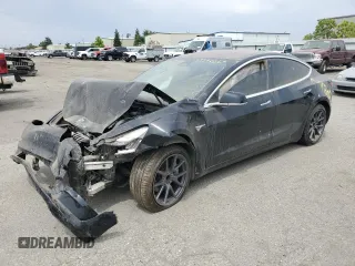 2018 Tesla Model 3 Long Range Battery z VIN 5YJ3E1EA6JF008466, wystawiony jako Copart lot #59590665 z przebiegiem Nie podano mil oraz Szkoda całkowita • Salvage title. Historia ofert i sprzedaży dostępna na DreamBid. Obrazek 1.