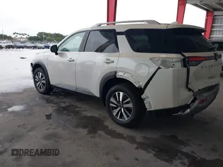 2024 Nissan Pathfinder SL z VIN 5N1DR3CA7RC312806, wystawiony jako IAAI lot #41354638 z przebiegiem 1 148 mil mil oraz . Historia ofert i sprzedaży dostępna na DreamBid. Obrazek 3.
