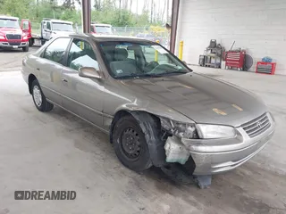 1998 Toyota Camry LE z VIN JT2BG22KXW0157647, wystawiony jako IAAI lot #42282818 z przebiegiem 267 681 mil mil oraz . Historia ofert i sprzedaży dostępna na DreamBid. Obrazek 1.