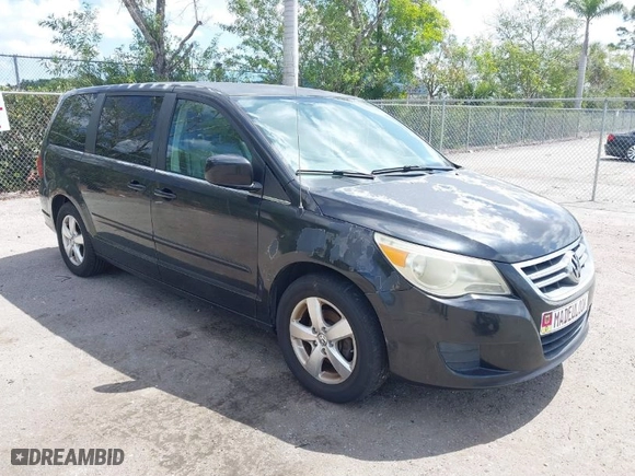 2010 Volkswagen Routan SE with VIN 2V4RW3D12AR186616, listed as a IAAI auction lot 42087154 with 90,735 mi miles. Bid and sale history available at carsss.com. Image 1.