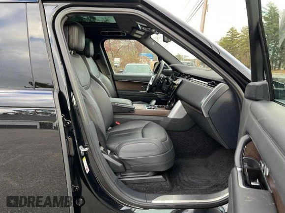 2023 Land Rover Range Rover SE z VIN SALKP9E70PA017747, wystawiony jako Copart lot #45363235 z przebiegiem 39 043 mil mil oraz Czysty tytuł • Clean title. Historia ofert i sprzedaży dostępna na DreamBid. Obrazek 5.