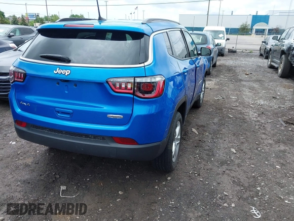 2023 Jeep Compass Latitude z VIN 3C4NJDBN6PT513561, wystawiony jako IAAI lot #42344712 z przebiegiem 4 873 mil mil oraz . Historia ofert i sprzedaży dostępna na DreamBid. Obrazek 4.