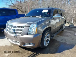 2011 Cadillac Escalade ESV Platinum Edition z VIN 1GYS4KEFXBR253776, wystawiony jako IAAI lot #41292093 z przebiegiem 290 220 mil mil oraz . Historia ofert i sprzedaży dostępna na DreamBid. Obrazek 17.