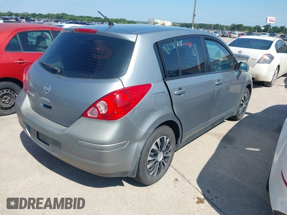 2011 Nissan Versa S z VIN 3N1BC1CP8BL402386, wystawiony jako IAAI lot #42389550 z przebiegiem 159 600 mil mil oraz . Historia ofert i sprzedaży dostępna na DreamBid. Obrazek 4.
