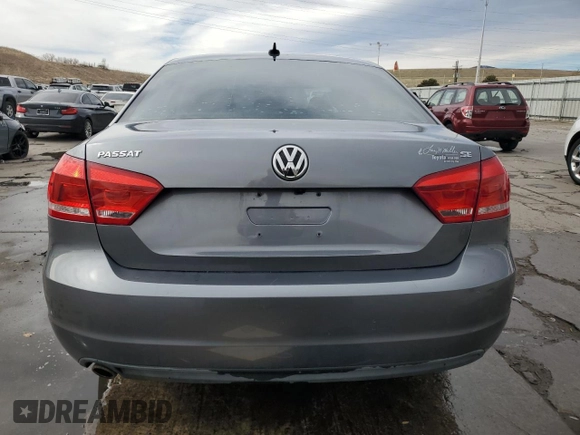 2013 Volkswagen Passat SE z VIN 1VWBH7A38DC021974, wystawiony jako Copart lot #50365355 z przebiegiem 127 888 mil mil oraz Szkoda całkowita • Salvage title. Historia ofert i sprzedaży dostępna na DreamBid. Obrazek 6.