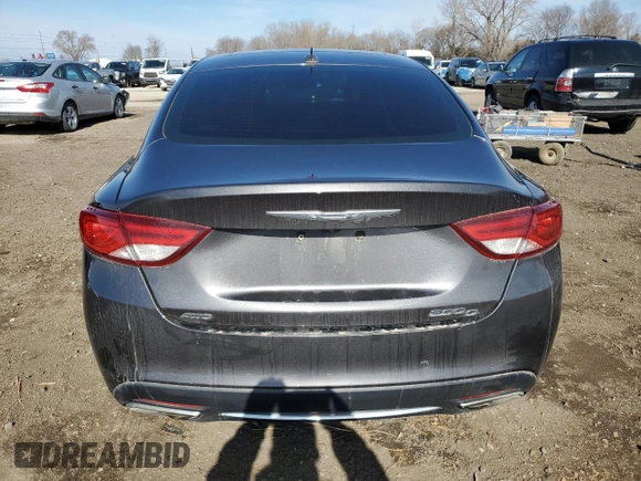2015 Chrysler 200 C z VIN 1C3CCCEG7FN557063, wystawiony jako Copart lot #50278025 z przebiegiem 146 749 mil mil oraz Szkody całkowita. Historia ofert i sprzedaży dostępna na DreamBid. Obrazek 6.