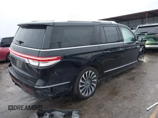 2022 Lincoln Navigator Black Label z VIN 5LMJJ3TT2NEL13739, wystawiony jako IAAI lot #41296594 z przebiegiem 58 116 mil mil oraz . Historia ofert i sprzedaży dostępna na DreamBid. Obrazek 4.
