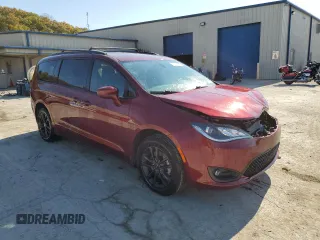 2020 Chrysler Pacifica Launch Edition z VIN 2C4RC3BG2LR282663, wystawiony jako Copart lot #76714694 z przebiegiem 62 388 mil mil oraz Szkody całkowita. Historia ofert i sprzedaży dostępna na DreamBid. Obrazek 4.