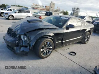 2008 Ford Mustang GT Deluxe z VIN 1ZVHT82H385152393, wystawiony jako Copart lot #58991235 z przebiegiem 134 298 mil mil oraz Szkoda całkowita • Salvage title. Historia ofert i sprzedaży dostępna na DreamBid. Obrazek 1.