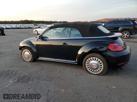 2015 Volkswagen Beetle 1.8T z VIN 3VW517AT3FM808723, wystawiony jako Copart lot #81724894 z przebiegiem Nie podano mil oraz Szkoda całkowita • Salvage title. Historia ofert i sprzedaży dostępna na DreamBid. Obrazek 2.
