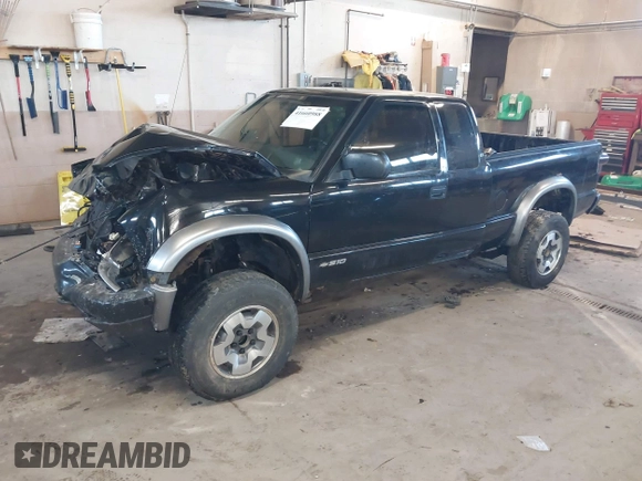 2002 Chevrolet S-10 LS with VIN 1GCCT19W328189054, listed as a IAAI auction lot 41660988 with 217,256 mi miles. Bid and sale history available at carsss.com. Image 2.