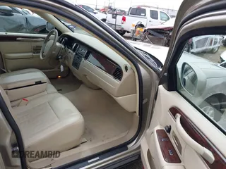 2006 Lincoln Town Car Signature z VIN 1LNHM81W66Y604098, wystawiony jako IAAI lot #42063391 z przebiegiem 93 541 mil mil oraz . Historia ofert i sprzedaży dostępna na DreamBid. Obrazek 5.