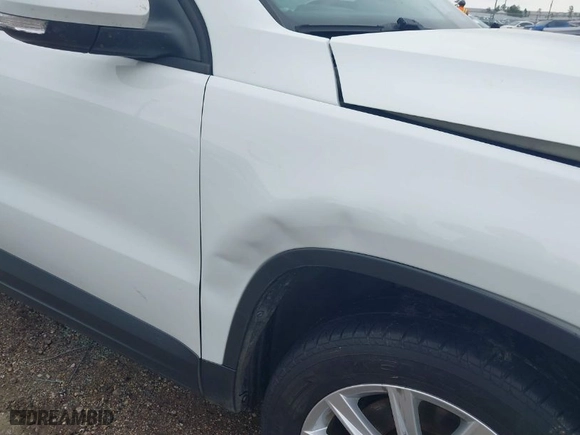 2017 Volkswagen Tiguan S with VIN WVGAV7AX1HK044949, listed as a IAAI auction lot 41592373 with 73,896 mi miles. Bid and sale history available at carsss.com. Image 17.