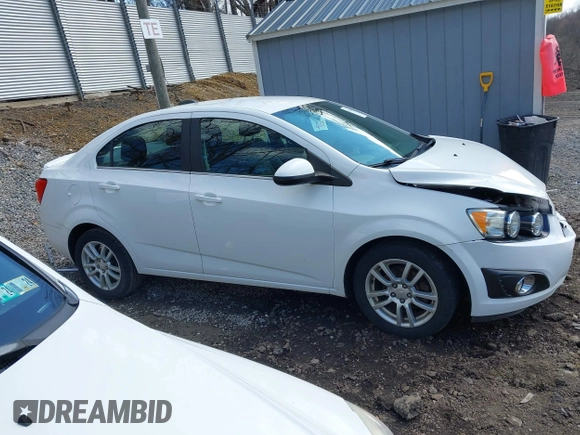 2015 Chevrolet Sonic LT z VIN 1G1JC5SG5F4147301, wystawiony jako IAAI lot #41934640 z przebiegiem 68 593 mil mil oraz . Historia ofert i sprzedaży dostępna na DreamBid. Obrazek 13.