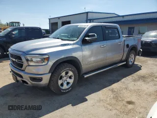 2019 Ram 1500 Big Horn z VIN 1C6SRFFTXKN609371, wystawiony jako Copart lot #56585735 z przebiegiem 61 118 mil mil oraz Szkoda całkowita • Salvage title. Historia ofert i sprzedaży dostępna na DreamBid. Obrazek 1.