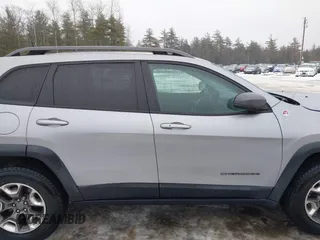2019 Jeep Cherokee Trailhawk z VIN 1C4PJMBX2KD298169, wystawiony jako IAAI lot #41412123 z przebiegiem 63 214 mil mil oraz . Historia ofert i sprzedaży dostępna na DreamBid. Obrazek 13.