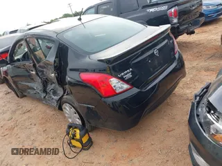 2019 Nissan Versa SV z VIN 3N1CN7AP4KL820481, wystawiony jako IAAI lot #42033570 z przebiegiem 106 678 mil mil oraz . Historia ofert i sprzedaży dostępna na DreamBid. Obrazek 3.