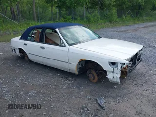 1998 Mercury Grand Marquis LS z VIN 2MEFM75W8WX637781, wystawiony jako IAAI lot #42440782 z przebiegiem Nie podano mil oraz . Historia ofert i sprzedaży dostępna na DreamBid. Obrazek 1.