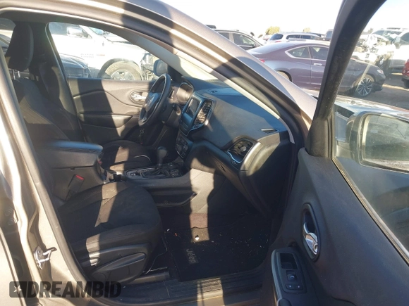 2019 Jeep Cherokee Latitude with VIN 1C4PJMCX7KD127657, listed as a IAAI auction lot 41756436 with 117,483 mi miles. Bid and sale history available at carsss.com. Image 5.
