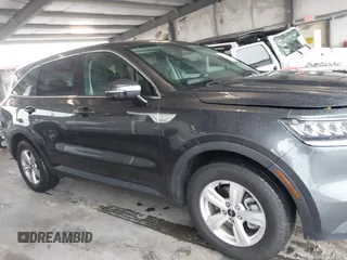 2022 Kia Sorento LX z VIN 5XYRG4LC9NG076804, wystawiony jako IAAI lot #42288908 z przebiegiem 56 750 mil mil oraz . Historia ofert i sprzedaży dostępna na DreamBid. Obrazek 13.
