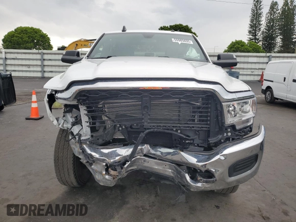 2022 Ram 2500 Tradesman z VIN 3C6UR5CJ2NG441695, wystawiony jako Copart lot #55985655 z przebiegiem 2 632 mil mil oraz Szkoda całkowita • Salvage title. Historia ofert i sprzedaży dostępna na DreamBid. Obrazek 5.